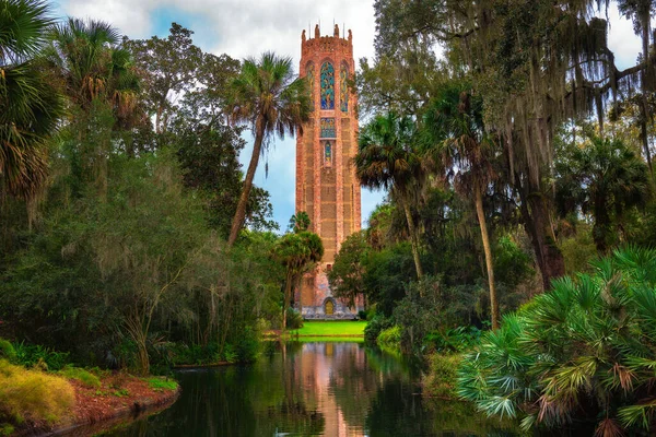 Galler Gölü yakınlarındaki Bok Tower Gardens Singing Kulesi, Florida. Bok Tower Gardens, Galler Gölü'nün kuzeyinde yer alan bir ulusal tarihi simge seli ve bir kuş sığınağıdır..