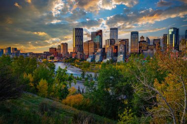 Günbatımı Calgary 'nin ufuk çizgisi üzerinde Bow River, Alberta, Kanada.