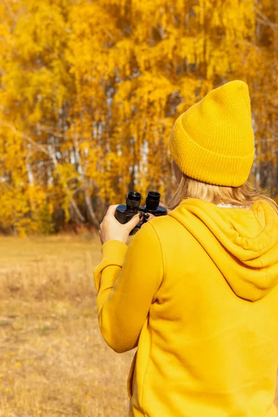 秋の日にピクニックで双眼鏡で黄色の服を着た美しい正の女性 旅行の概念 — ストック写真