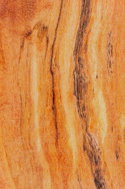 Mor renkli ahşap liflerle sabitlenmiş ahşap bir bloğun makro fotoğrafı.