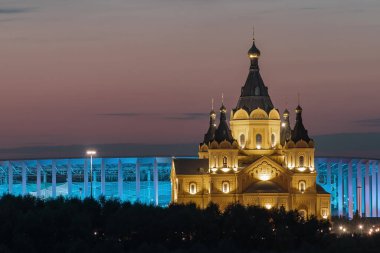 Nizhny Novgorod, Rusya - 21 Ağustos 2021: Gecenin Işıkları. Tapınak nehre yansıyor..