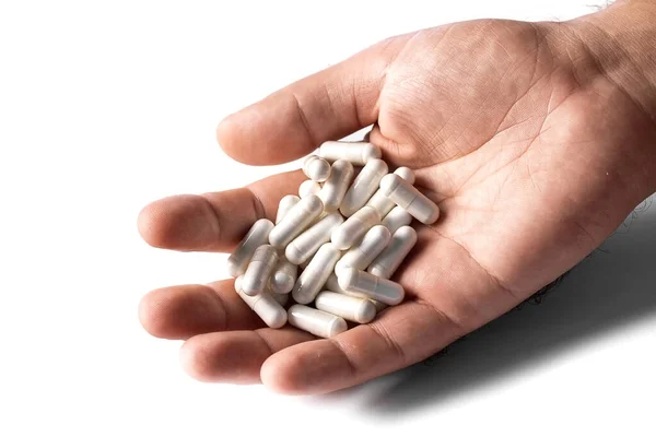 Ręka Mężczyzny Trzyma Tabletki Kapsułki Białe Lekarstwa Izolacja Białym Tle — Zdjęcie stockowe