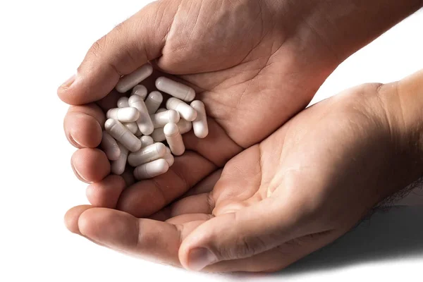 男性の手に錠剤を保持 カプセルは白です 白い背景に隔離されています 病気の治療法 — ストック写真
