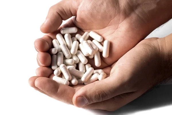 Męskie Ręce Trzymające Tabletki Kapsułki Białe Lekarstwa Odizolować Białym Tle — Zdjęcie stockowe