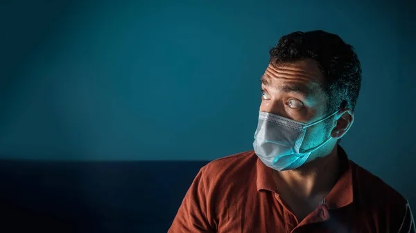 Ein Braun Gebrannter Mann Mit Medizinischer Maske Auf Blauem Grund — Stockfoto