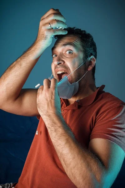 Een Gebruinde Man Met Een Medisch Masker Veel Witte Pillen — Stockfoto