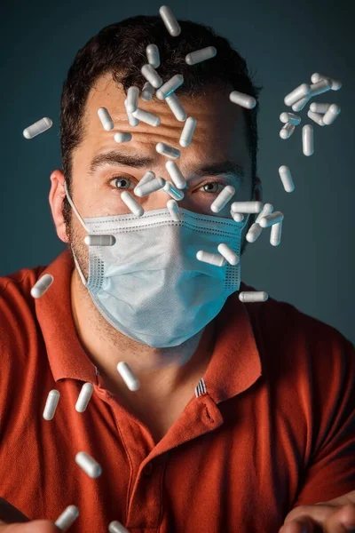 Een Gebruinde Man Met Een Medisch Masker Veel Witte Pillen — Stockfoto