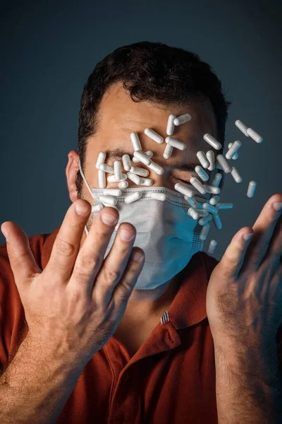 Een Gebruinde Man Met Een Medisch Masker Veel Witte Pillen — Stockfoto