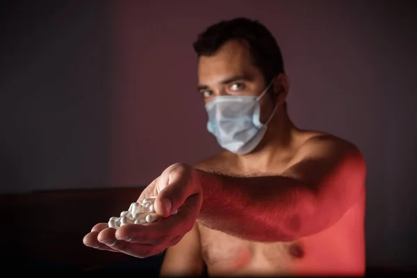 Een Gebruinde Man Met Een Medisch Masker Veel Witte Pillen — Stockfoto