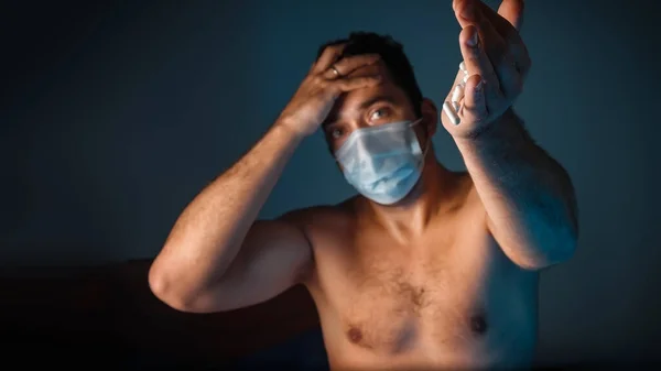 Een Gebruinde Man Met Een Medisch Masker Veel Witte Pillen — Stockfoto