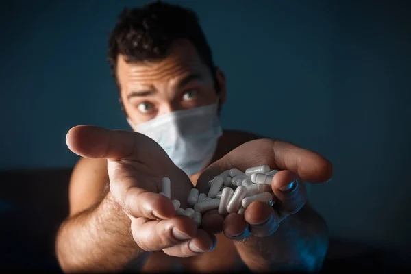 Een Gebruinde Man Met Een Medisch Masker Witte Pillen Hand — Stockfoto