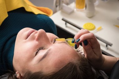 Kirpik uzantıları. Kozmetik salonunda bir kız..