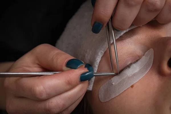 Extensiones Pestañas Una Chica Salón Cosmetología —  Fotos de Stock