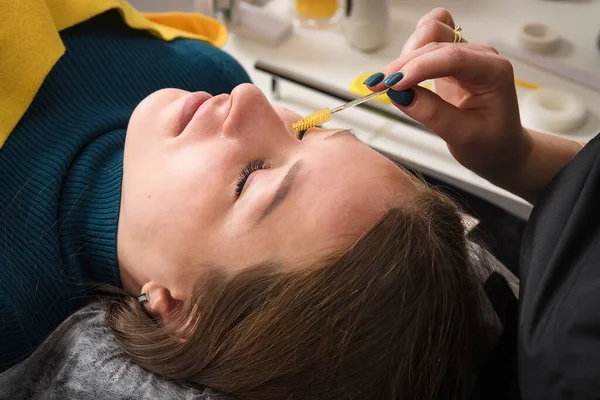 Extensiones Pestañas Una Chica Salón Cosmetología —  Fotos de Stock