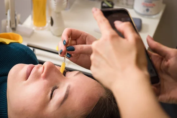Wimper Verlengingen Een Meisje Een Kosmetologie Salon — Stockfoto