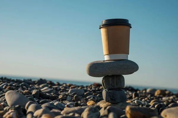 Café Uma Xícara Papel Contra Fundo Mar Pedrinhas Marinhas Surfe — Fotografia de Stock