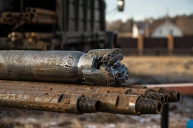 Sondaj kulesi su için bir kuyu kazıyor. Özel bir arsada su çıkarma..