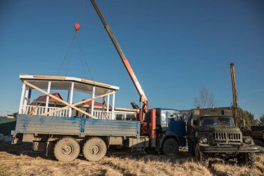 Modüler çerçeveli bir evin teslimatı ve kurulumu. Küçük evlerin iskeleti. Modüler konut inşaatı. Senin evin. Ucuz bir ev..