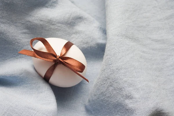 Pascua Huevo Blanco Con Cinta Sobre Fondo Azul Día Mundial — Foto de Stock