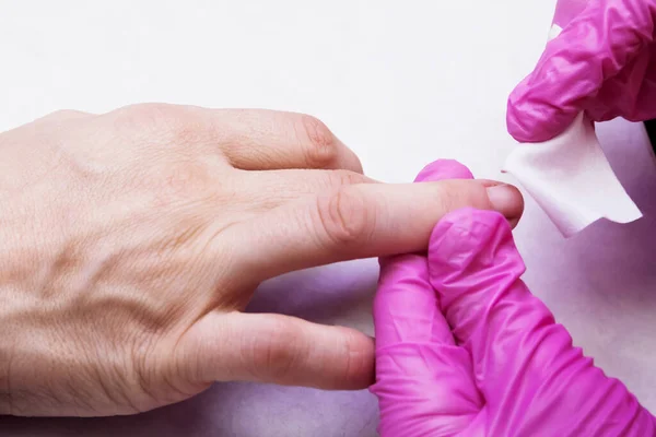 Der Maniküre Feilt Die Nägel Die Idee Der Nagelpflege — Stockfoto