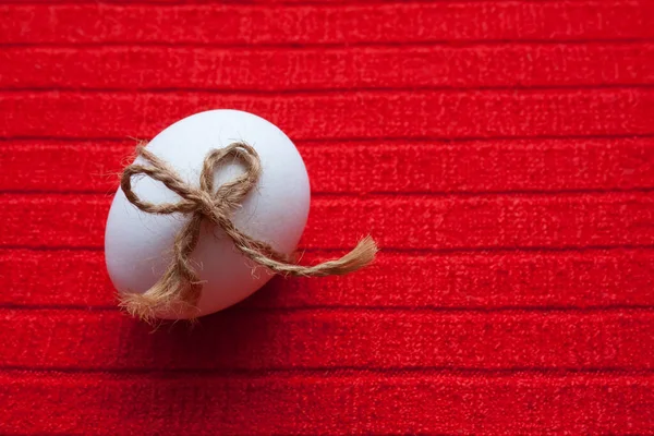 Pascua Huevo Blanco Con Cinta Sobre Fondo Rojo Con Espacio — Foto de Stock