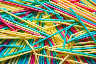 Çok renkli parlak pipetler. Renkli arkaplan.