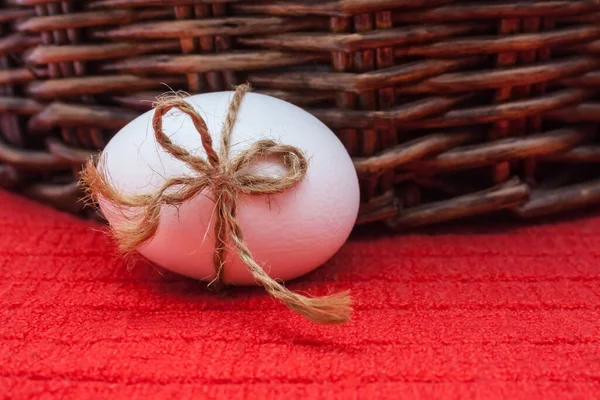 Pascua Huevo Blanco Con Cinta Sobre Fondo Rojo Con Cesta — Foto de Stock