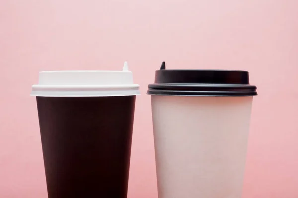 Dos Tazas Diferentes Café Para Llevar Sobre Fondo Rosa Cuestiones — Foto de Stock