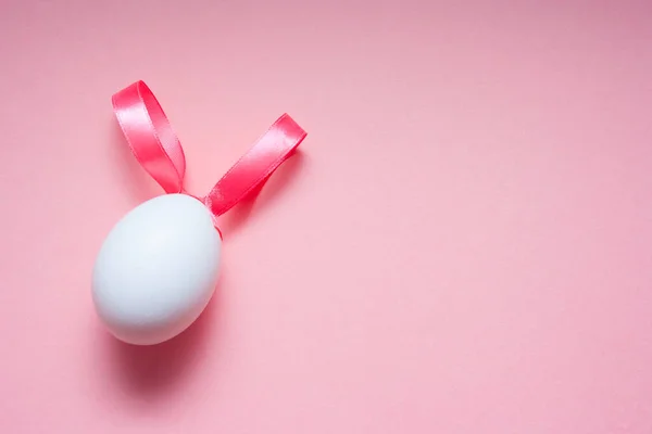 Pascua Huevo Blanco Con Cinta Rosa Forma Conejito Sobre Fondo — Foto de Stock