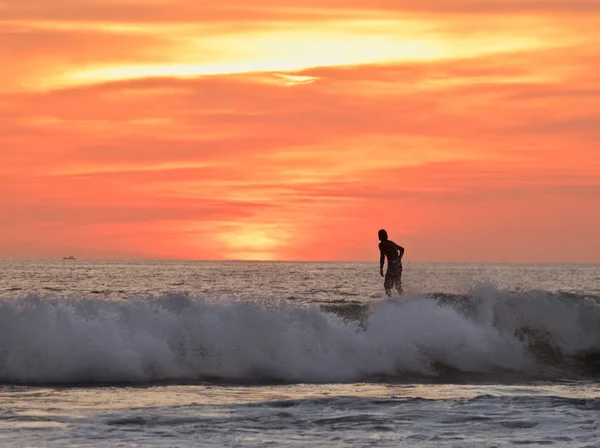 Surfeur au coucher du soleil — Photo