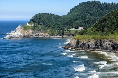 Deniz feneri ile sağlam bir oregon kıyılarında