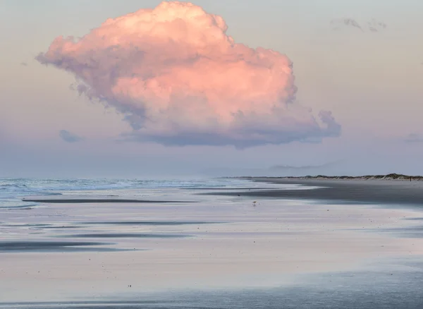 Sunrise renkli bulutlar üzerinde deniz kıyısı — Stok fotoğraf