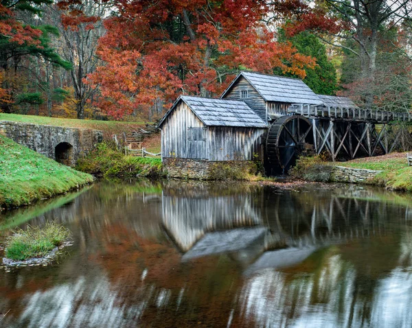 Gamla grist mill i höst — Stockfoto