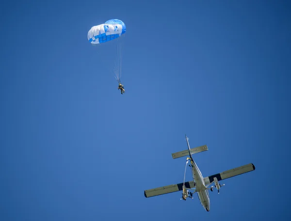 Avion de sortie Smoke Jumpers dans le saut d'entraînement — Photo