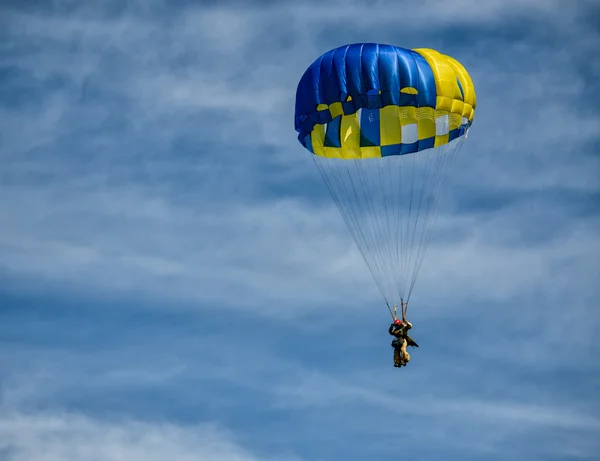 Smoke Jumpers Parachuting — Stock Photo, Image