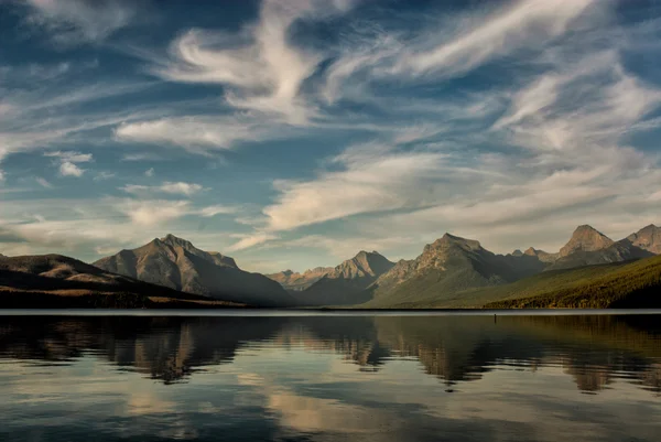 Manhã no Lago McDonald no Parque Nacional Glacier — Fotografia de Stock