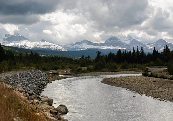 River bend en wolken in glacier national park — Stockfoto