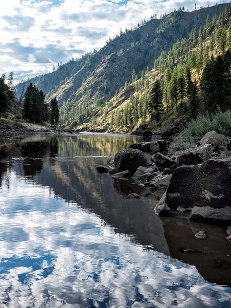 Wolkenspiegelungen in ruhigem Wasser am Lachsfluss — Stockfoto