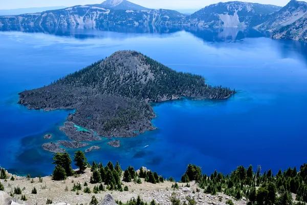 Wizard Island en el lago del cráter — Foto de Stock