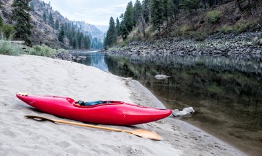 Somon nehir kumsalda kayık