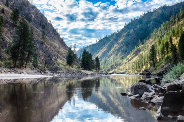 Somon nehir yansımalar