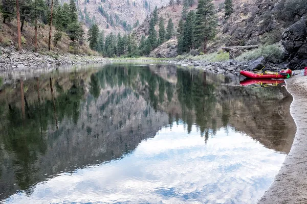 Raft y reflexiones en el río Salmón —  Fotos de Stock