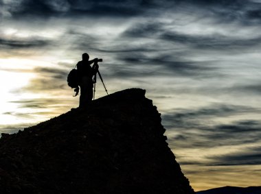 fotoğrafçı tarafından dramatik bulutlar geliyordu silüeti