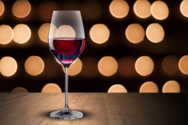 ahşap masa ve gece sahne üzerinde kırmızı şarap