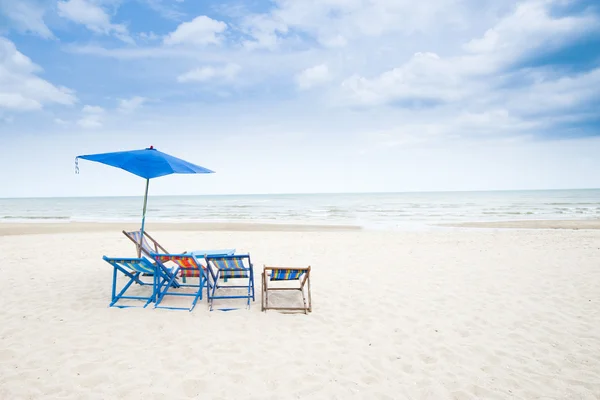 Beach chairs on the white sand beach with beautiful cloudy blue sky — Stock Photo, Image