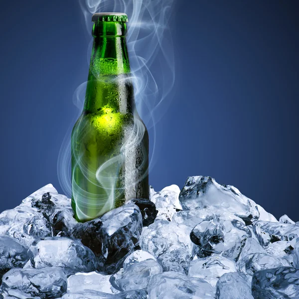 Bottiglia di birra con cubetto di ghiaccio — Foto Stock