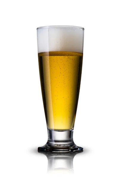 Холодный стакан светлого пива на белом фоне — стоковое фото
