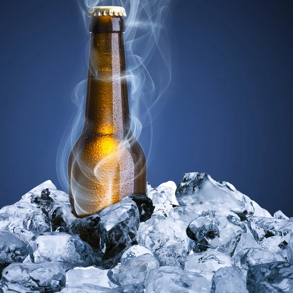 Öl flaska med isbit — Stockfoto