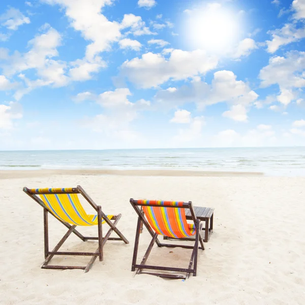 Sedie da spiaggia sulla spiaggia di sabbia bianca con bel cielo azzurro nuvoloso — Foto Stock