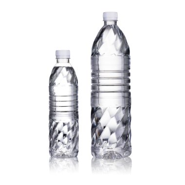 beyaz zemin üzerine çeşitli boyutlarıyla su şişesi